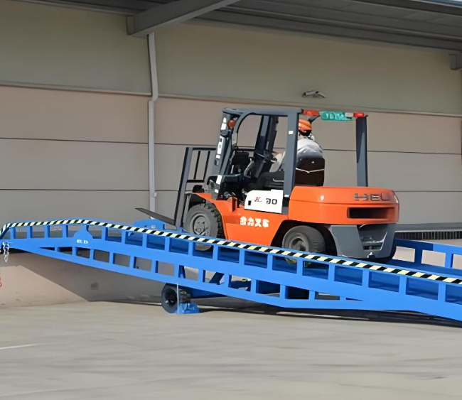 龙里移动式卸货平台（叉车用）